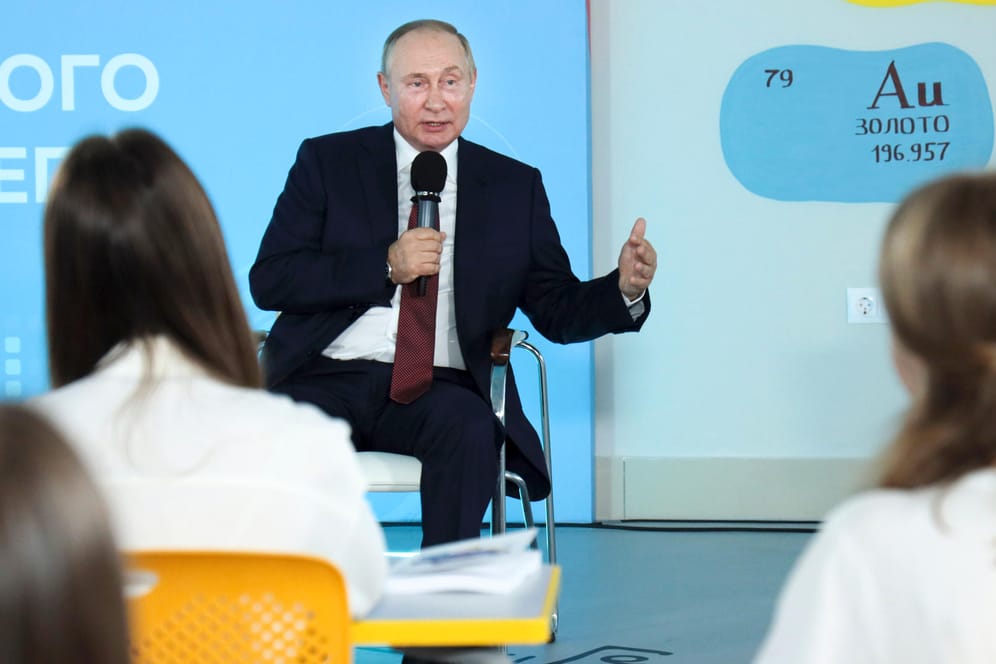 Der russische Präsident Wladimir Putin im Gespräch mit Schülern: Mit seinem Geschichtswissen konnte er nicht glänzen.