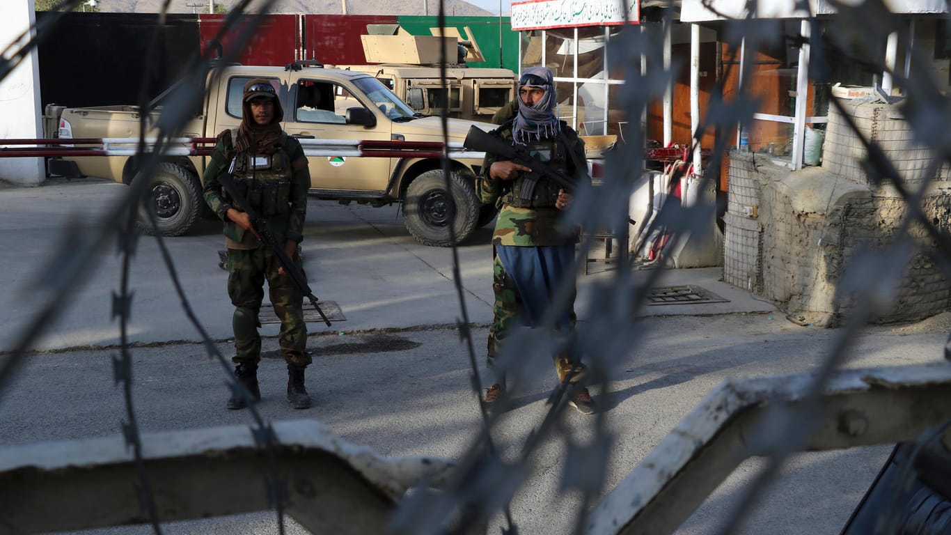 Ein Kontrollpunkt der Taliban in Afghanistan: Seitdem die Evakuierungsflüge aus Kabul eingestellt wurden, versuchen zahlreiche Menschen über den Landweg zu fliehen.