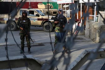 Ein Kontrollpunkt der Taliban in Afghanistan: Seitdem die Evakuierungsflüge aus Kabul eingestellt wurden, versuchen zahlreiche Menschen über den Landweg zu fliehen.