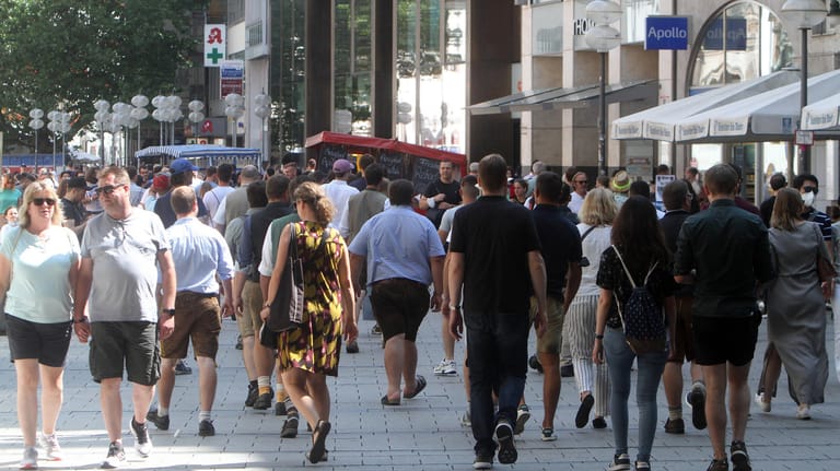Innenstadt von München: Schon jetzt sind wieder mehr Menschen in den Innenstädten unterwegs. Ist die Pandemie bereits so gut wie vorbei?