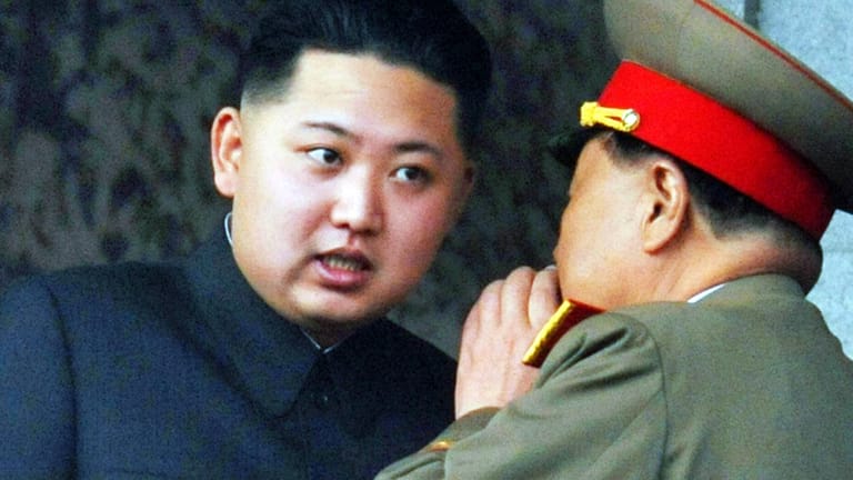 Kim Jong-un (links): Die nordkoreanische Führung erklärt das Land weiterhin als Corona-frei und lehnt eine Impfstoff-Spende ab.