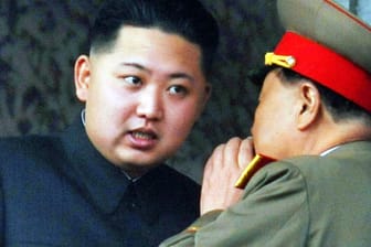 Kim Jong-un (links): Die nordkoreanische Führung erklärt das Land weiterhin als Corona-frei und lehnt eine Impfstoff-Spende ab.