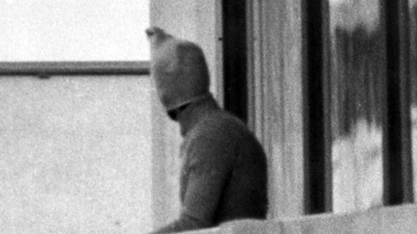 Ein vermummter arabischer Terrorist zeigt sich auf dem Balkon des israelischen Mannschaftsquartiers im Olympischen Dorf der Sommerspiele.