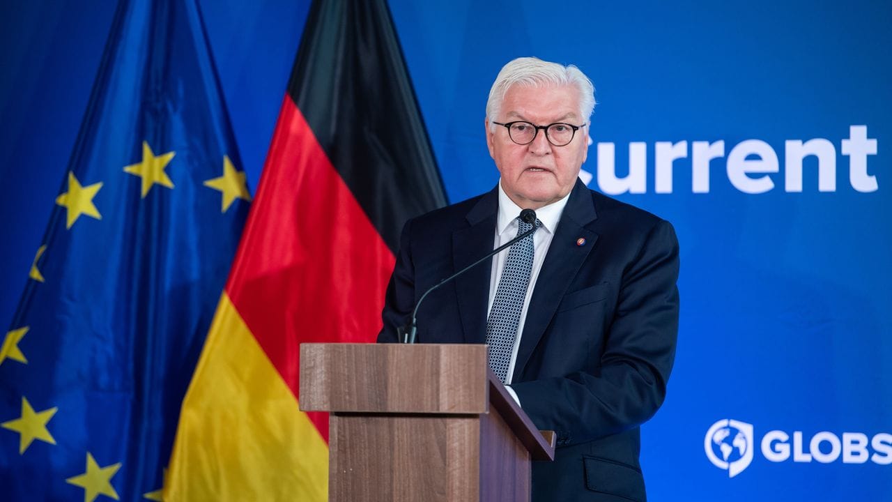 Bundespräsident Frank-Walter Steinmeier spricht bei einer Diskussionsveranstaltung im Primatialpalais in Bratislava zum Thema "Zukunft der Demokratie und Zusammenhalt der Gesellschaft".