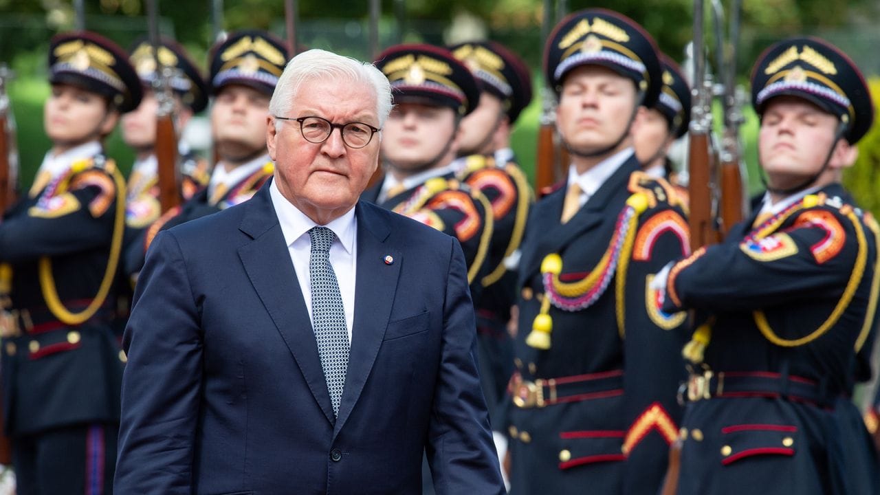 Bundespräsident Frank-Walter Steinmeier wird am Amtssitz der slowakischen Präsidentin mit militärischen Ehren begrüßt.