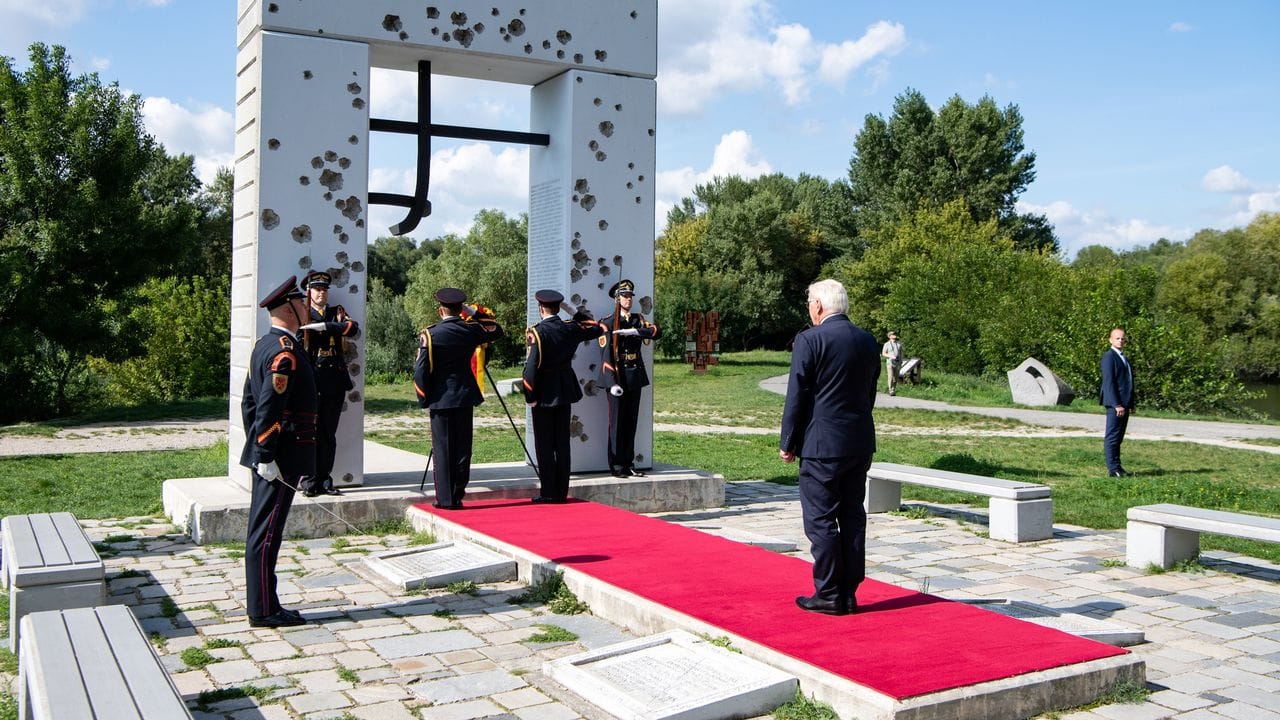 Bundespräsident Frank-Walter Steinmeier (vorne rechts) legt in Bratislava am Denkmal für die Opfer des Eisernen Vorhangs einen Kranz nieder.