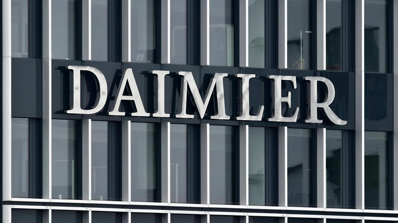 Der Daimler-Schriftzug am Konzernsitz in Stuttgart: Der Autokonzern weitet seine Produktion wieder aus.