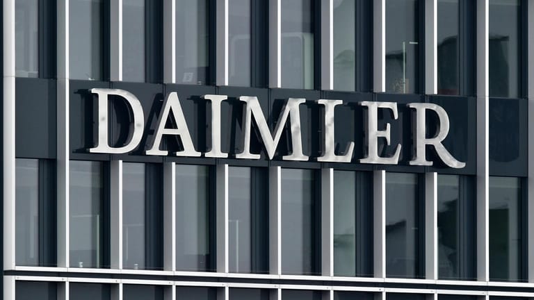Der Daimler-Schriftzug am Konzernsitz in Stuttgart: Der Autokonzern weitet seine Produktion wieder aus.