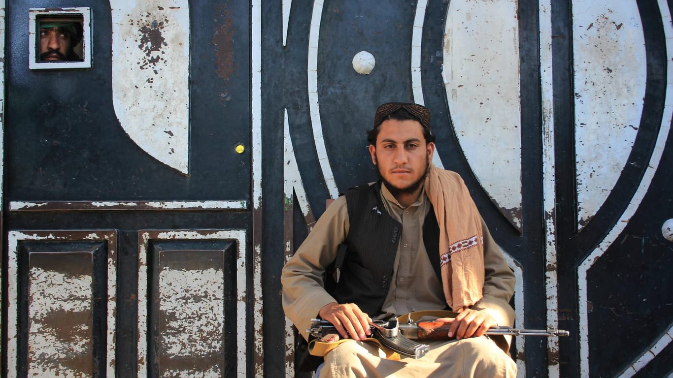 Herat: Ein Anwohner beobachtet einen bewaffneten Taliban-Kämpfer.