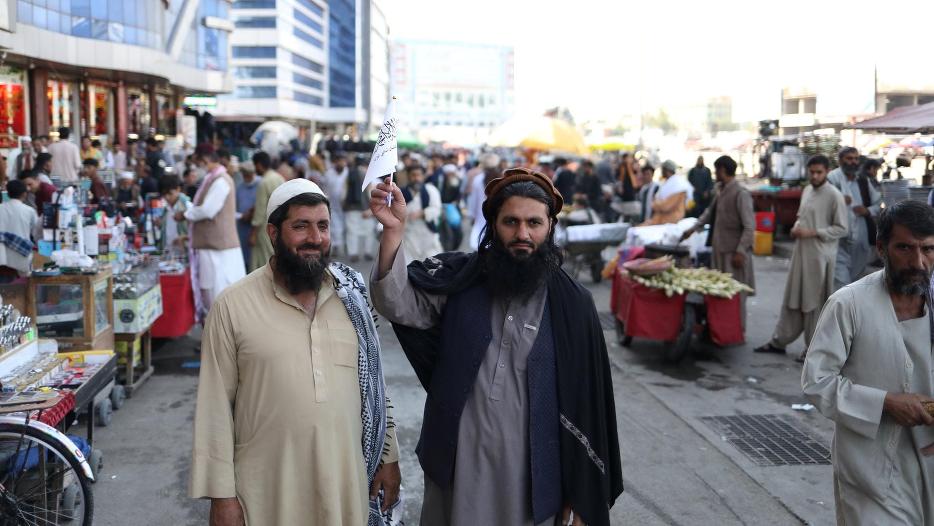 Kabul: Die Taliban feiern ihren Sieg, auf der Straße werden weiße Flaggen des Emirats Afghanistan verteilt.