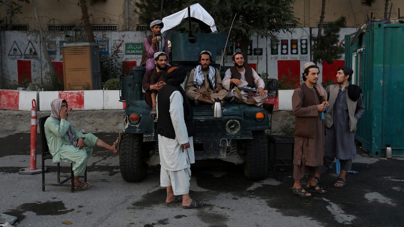 Kabul: Die Taliban kontrollieren die Straßen und haben die Kontrollpunkte der Stadt besetzt.