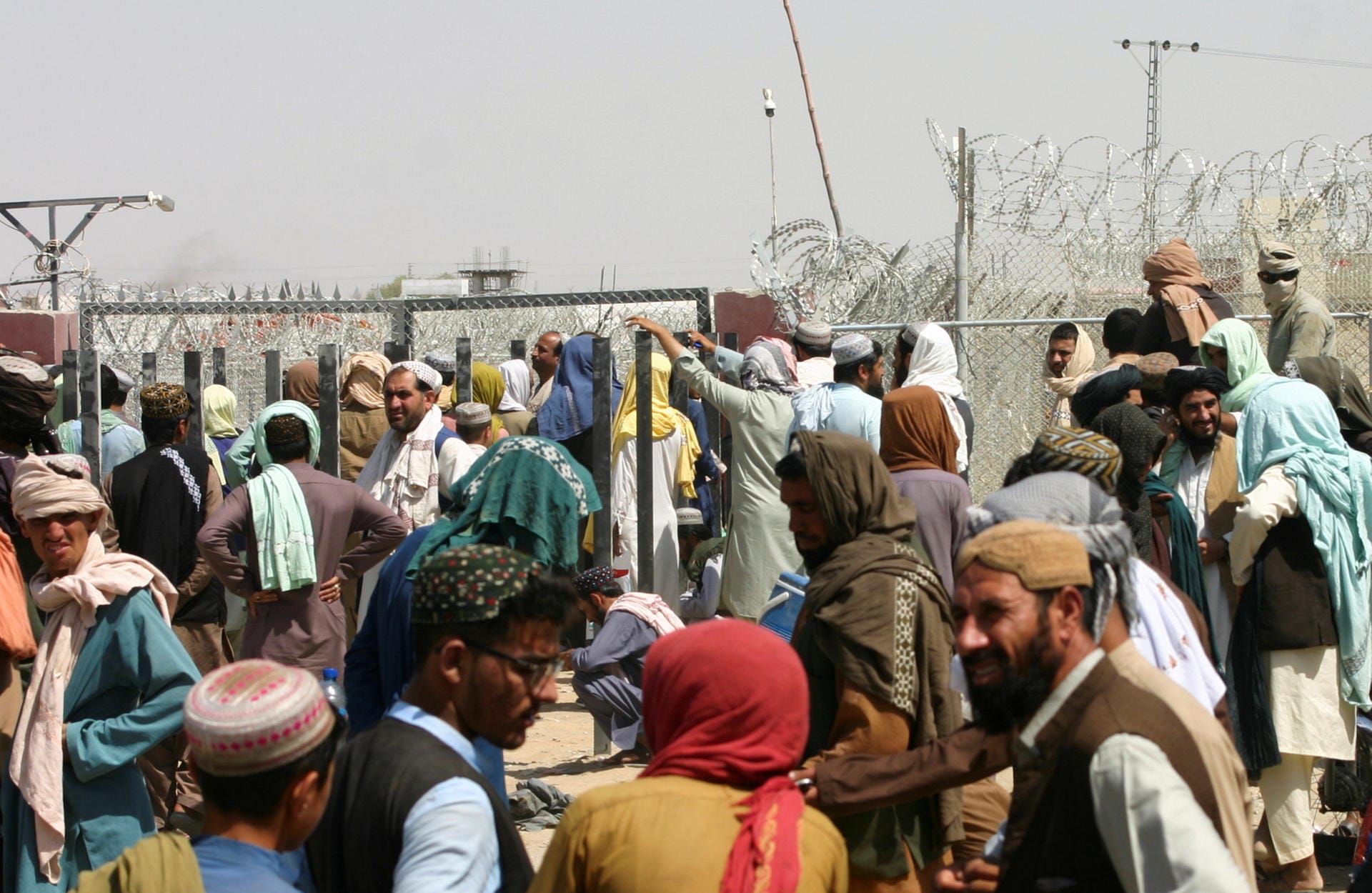 An der pakistanischen Grenze möchten Flüchtlinge aus Afghanistan passieren: Schon wieder herrscht Gedränge an einem Tor.