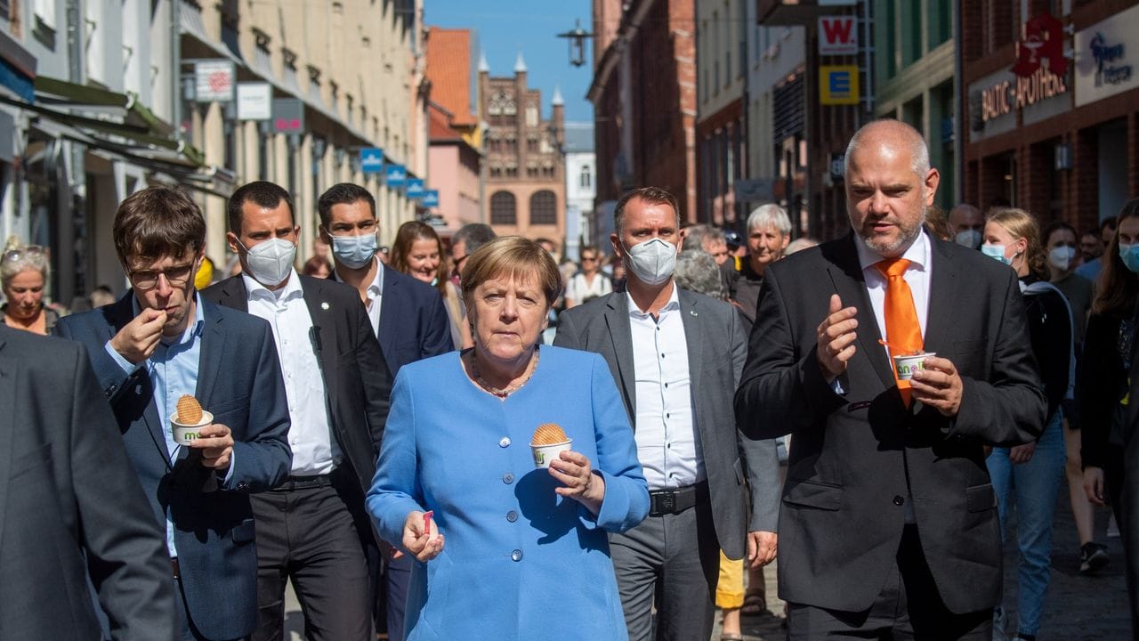 Bundeskanzlerin Angela Merkel spaziert durch die Altstadt von Stralsund.