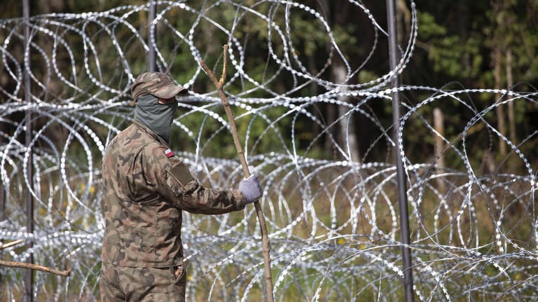 Polnische Soldaten errichten einen Zaun an der Grenze zu Belarus: Auf diese Weise soll der Flüchtlingsstrom in die Europäische Union gestoppt werden.