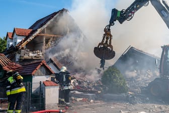 Rohrbach in Bayern: Nach dem Einsturz eines Wohnhauses infolge einer Explosion werden noch zwei Menschen vermisst.