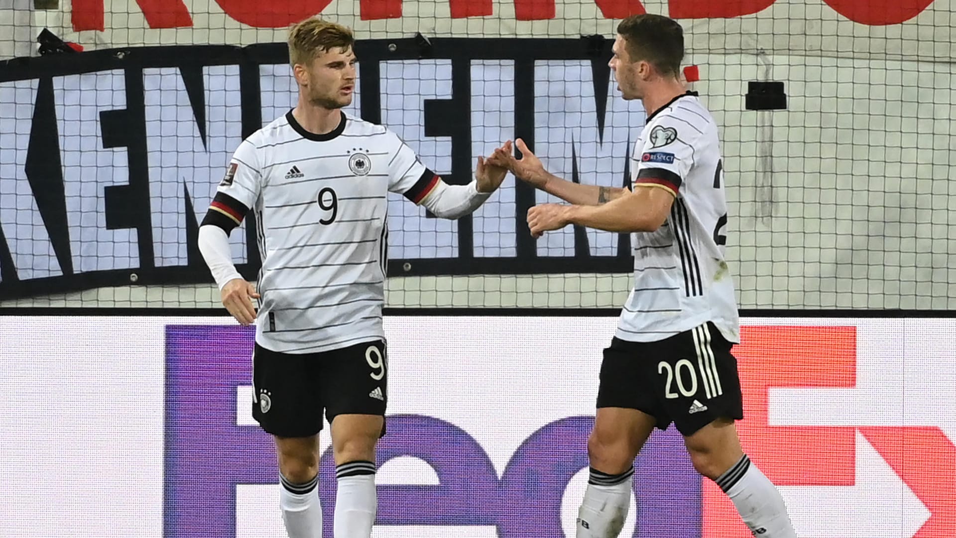 Nach seinem Tor: Werner klatscht mit Gosens (r.) ab.
