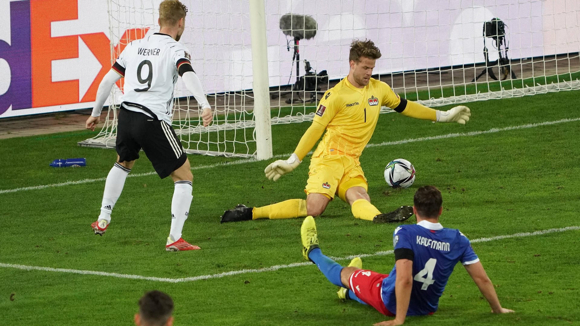 Hier passiert es: Timo Werner schiebt den Ball an Benjamin Büchel vorbei ins Tor zur Führung. Hier passiert es: Timo Werner schiebt den Ball an Benjamin Büchel vorbei ins Tor zur Führung.