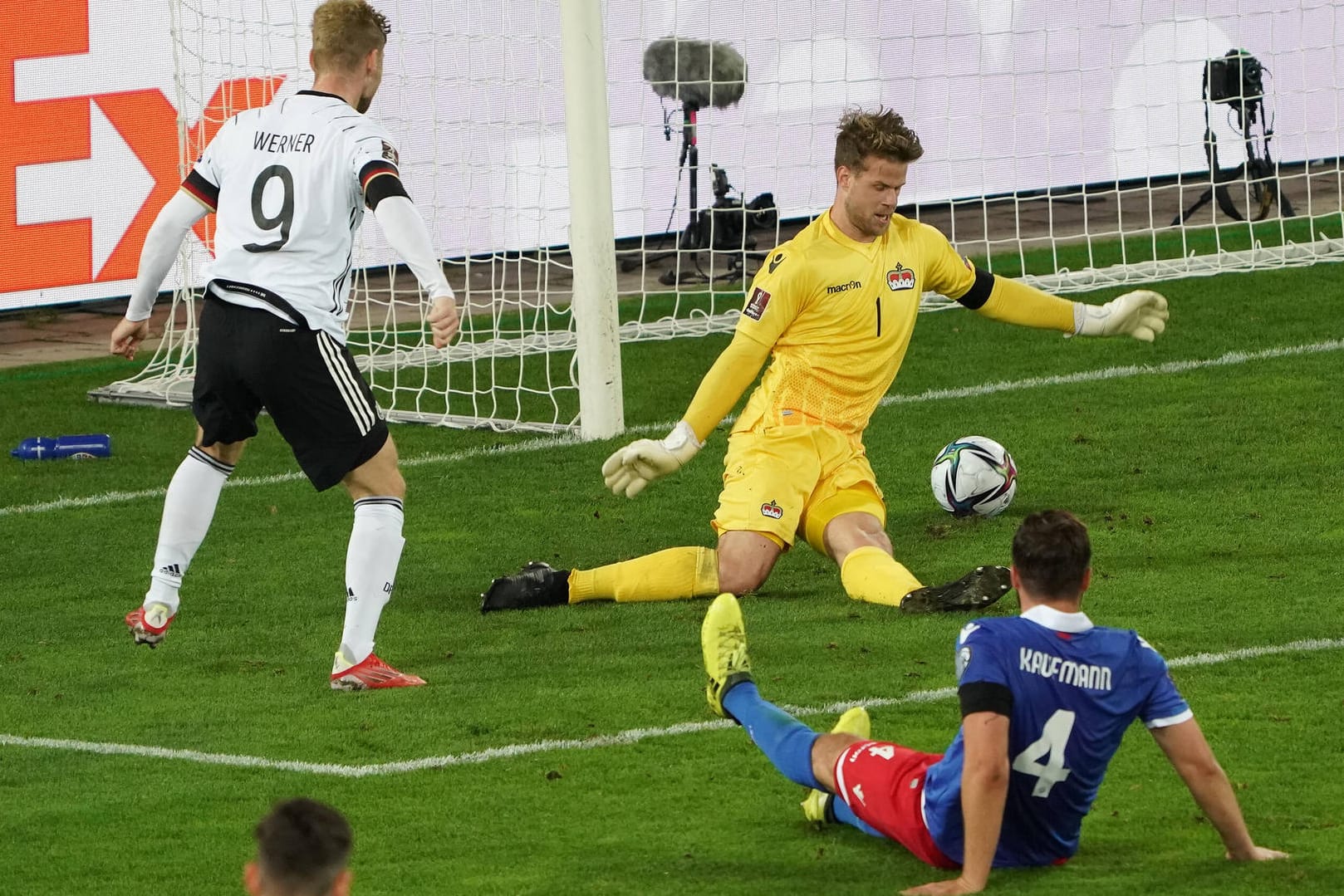Hier passiert es: Timo Werner schiebt den Ball an Benjamin Büchel vorbei ins Tor zur Führung.