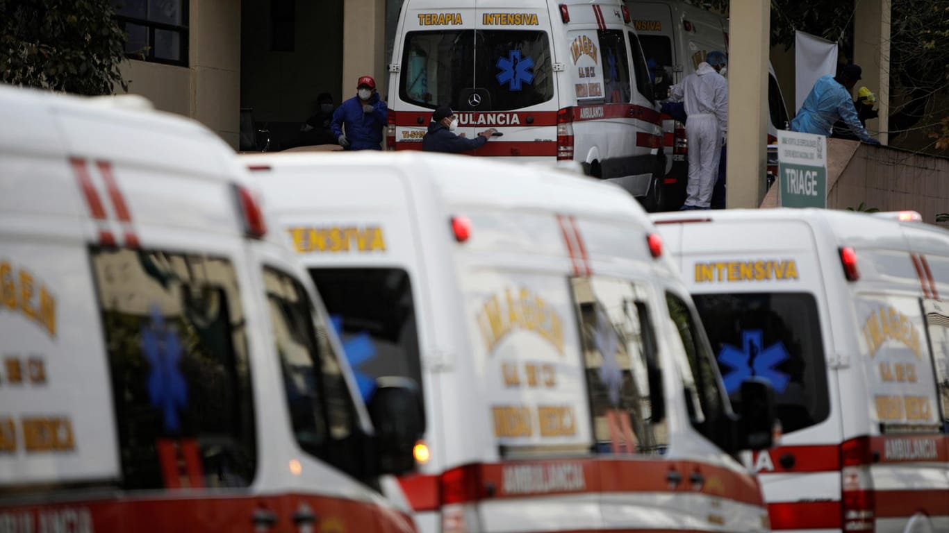 Rettungswagen in Mexiko City: Bei einem Reisebusunglück starben mindestens 16 Menschen.
