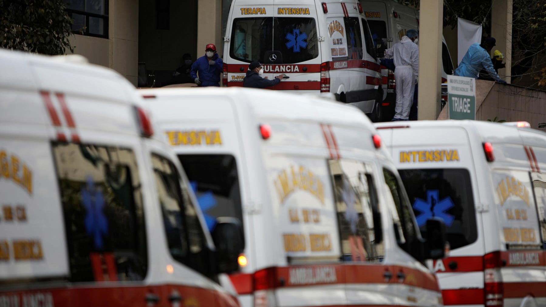 Rettungswagen in Mexiko City: Bei einem Reisebusunglück starben mindestens 16 Menschen. Rettungswagen in Mexiko City: Bei einem Reisebusunglück starben mindestens 16 Menschen.