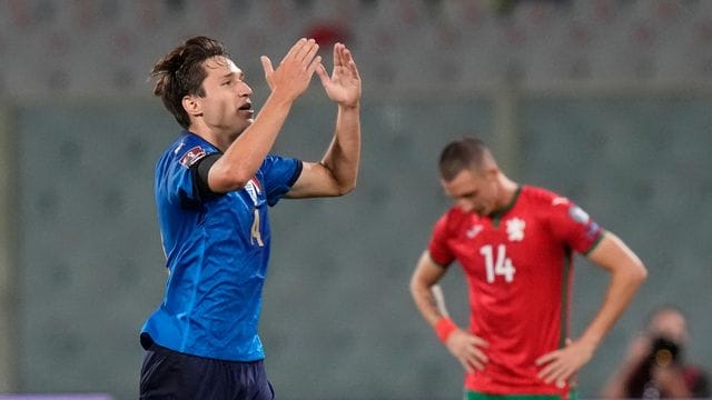 Federico Chiesa (l) traf für Italien gegen Bulgarien.