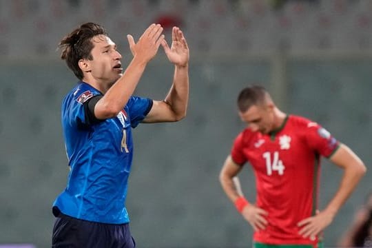 Federico Chiesa (l) traf für Italien gegen Bulgarien.