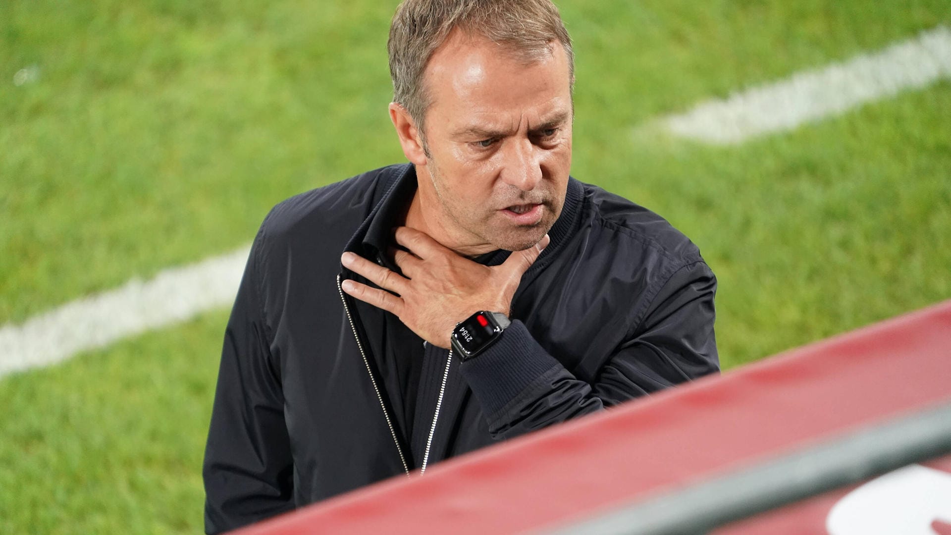 Hansi Flick: Der Bundestrainer konnte mit seiner Mannschaft in seinem ersten Spiel als Trainer noch nicht zufrieden sein. Hansi Flick: Der Bundestrainer konnte mit seiner Mannschaft in seinem ersten Spiel als Trainer noch nicht zufrieden sein.