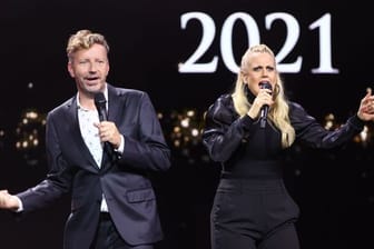 Die Moderatorin Barbara Schöneberger und Radiomoderator Thorsten Schorn stehen bei der Verleihung des Deutschen Radiopreises 2021 auf der Bühne.