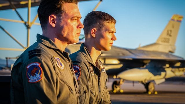 Ausbilder Derek "Lucky" Lanshof (Fedja van Huêt, l) erzählt Rutger de Man (Josha Stradowski) von seinen Einsätzen.