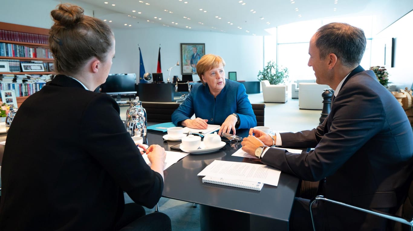 Bundeskanzlerin Merkel in einem der t-online-Interviews (Archivbild).