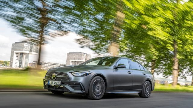 Plug-in-Hybrid von Mercedes: Der 300 e besitzt einen Akku mit 25,4 Kilowattstunden (kWh) Gesamtkapazität.