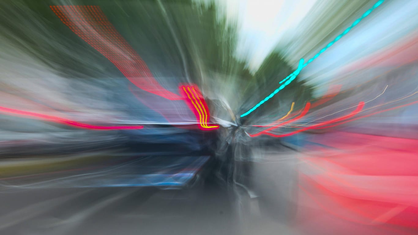Autos rasen über eine Straße (Symbolbild): In Leipzig haben sich zwei Autofahrer offenbar ein illegales Rennen geliefert.
