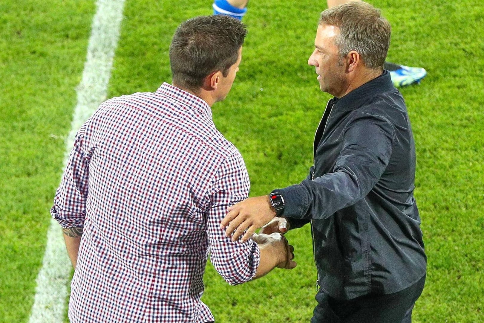 Martin Stocklasa (l.) und Hansi Flick: Während der Liechtenstein-Trainer nach dem 0:2 hochzufrieden war, musste der Bundestrainer sich teilweise derber Kritik stellen.