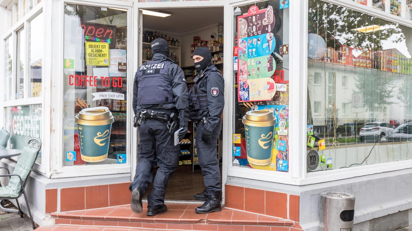 Polizeikräfte betreten einen Hamburger Kiosk: Auch hier sollen Drogen gefunden worden sein.