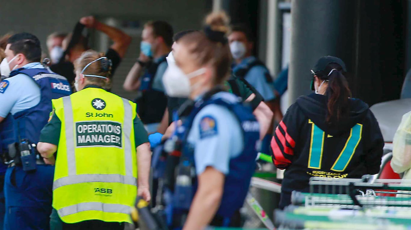 Polizei und Rettungskräfte vor dem Supermarkt: Bei einem Messerangriff verletzte ein Mann sechs Menschen in einem Vorort von Auckland.