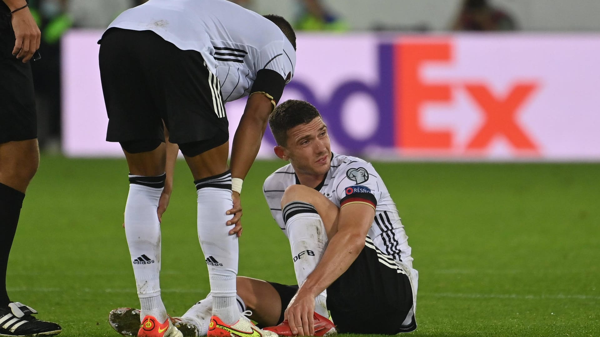 Nichts ging mehr: Robin Gosens sitzt nach seiner Fußverletzung im Spiel gegen Liechtenstein auf dem Boden, musste kurz darauf den Platz verlassen. Nichts ging mehr: Robin Gosens sitzt nach seiner Fußverletzung im Spiel gegen Liechtenstein auf dem Boden, musste kurz darauf den Platz verlassen.
