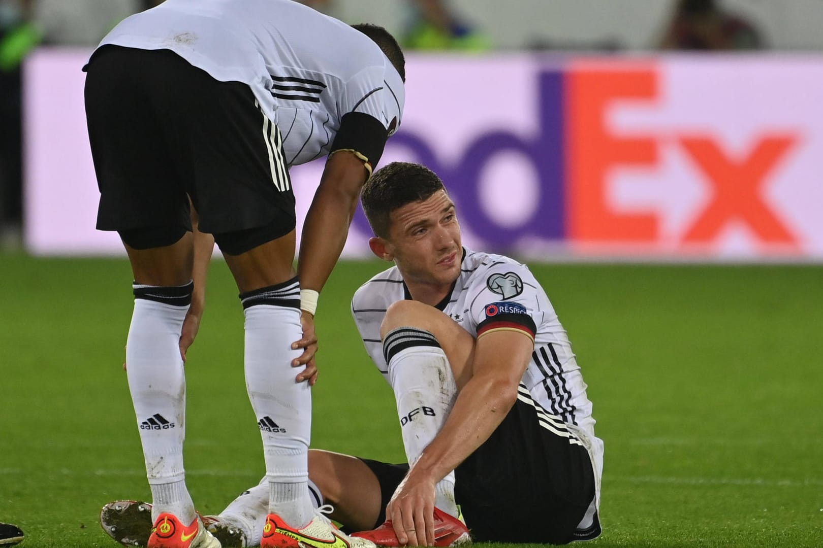 Nichts ging mehr: Robin Gosens sitzt nach seiner Fußverletzung im Spiel gegen Liechtenstein auf dem Boden, musste kurz darauf den Platz verlassen.