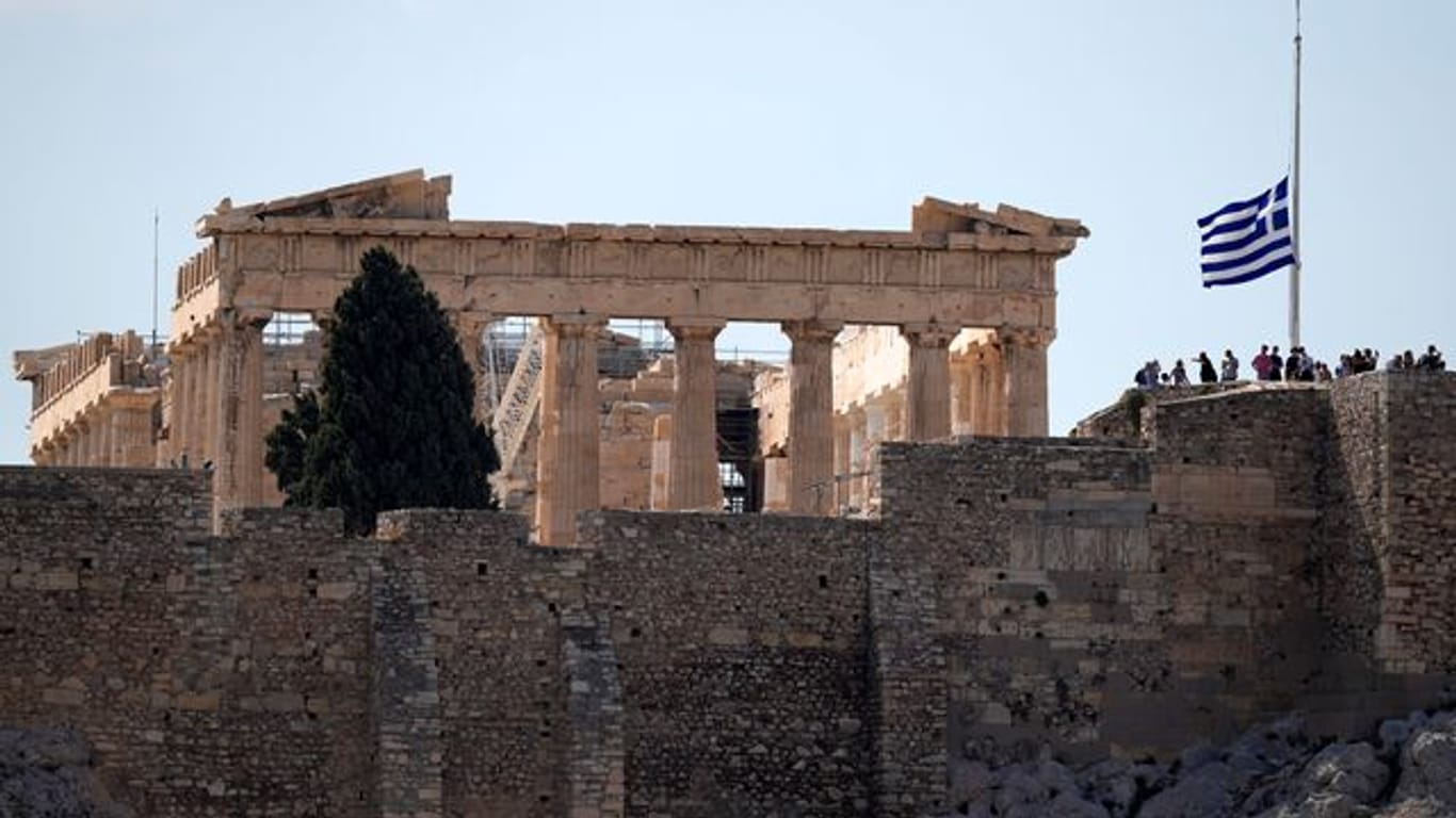 Die griechische Flagge weht nach dem Tod des griechischen Komponisten Mikis Theodorakis vor dem Parthenon-Tempel auf Halbmast.