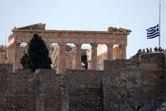 Die griechische Flagge weht nach dem Tod des griechischen Komponisten Mikis Theodorakis vor dem Parthenon-Tempel auf Halbmast.