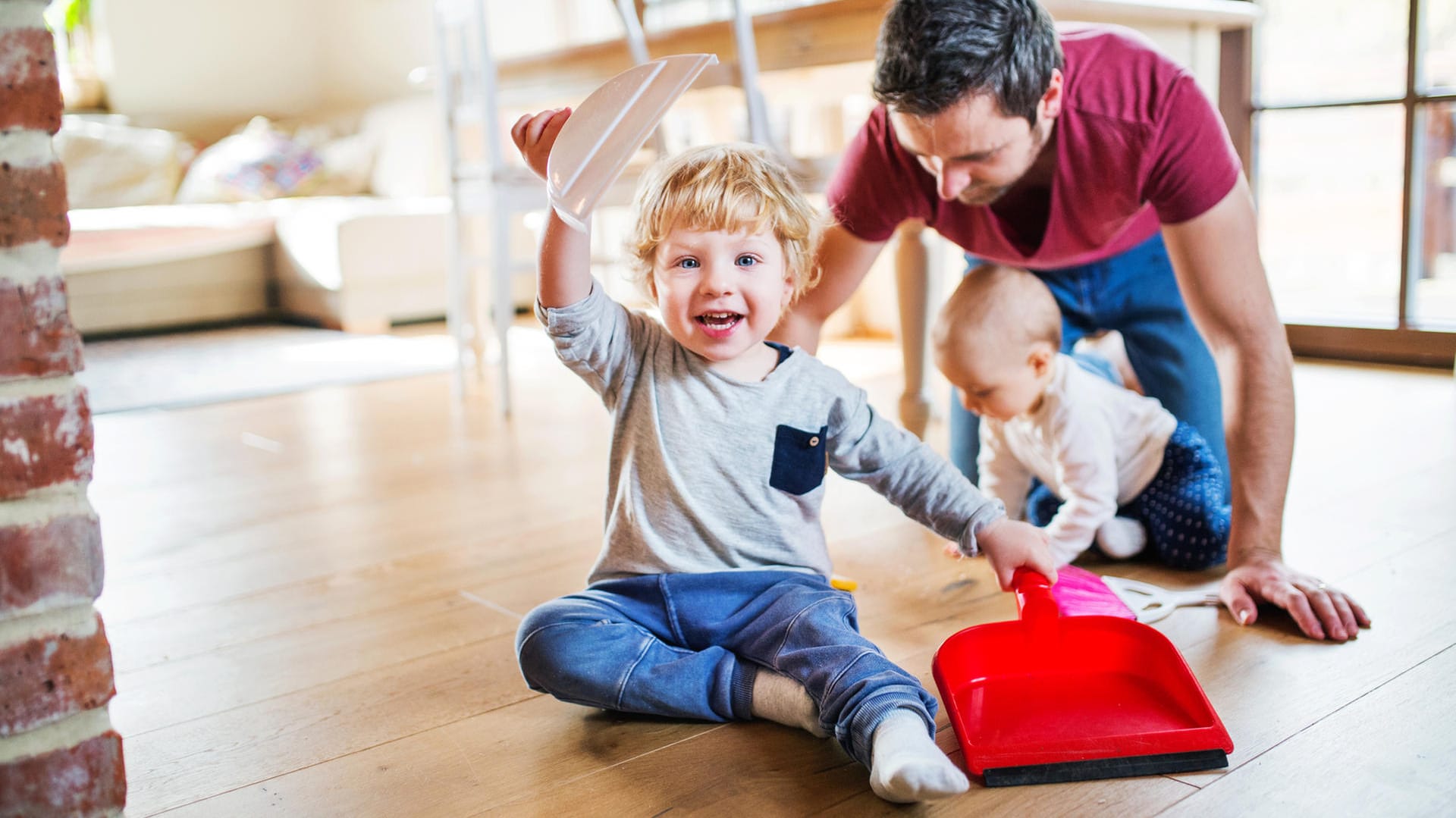 Vater spielt mit seinen zwei Kindern (Symbolbild): Wer nach der Elternzeit arbeitslos wird, hat in der Regel Anspruch auf Arbeitslosengeld.