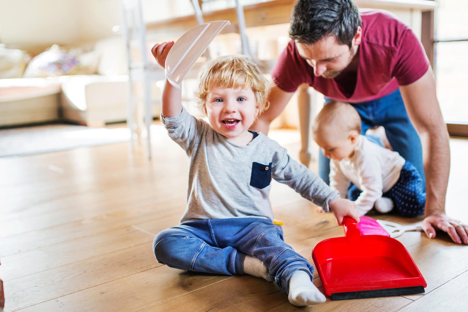 Vater spielt mit seinen zwei Kindern (Symbolbild): Wer nach der Elternzeit arbeitslos wird, hat in der Regel Anspruch auf Arbeitslosengeld.