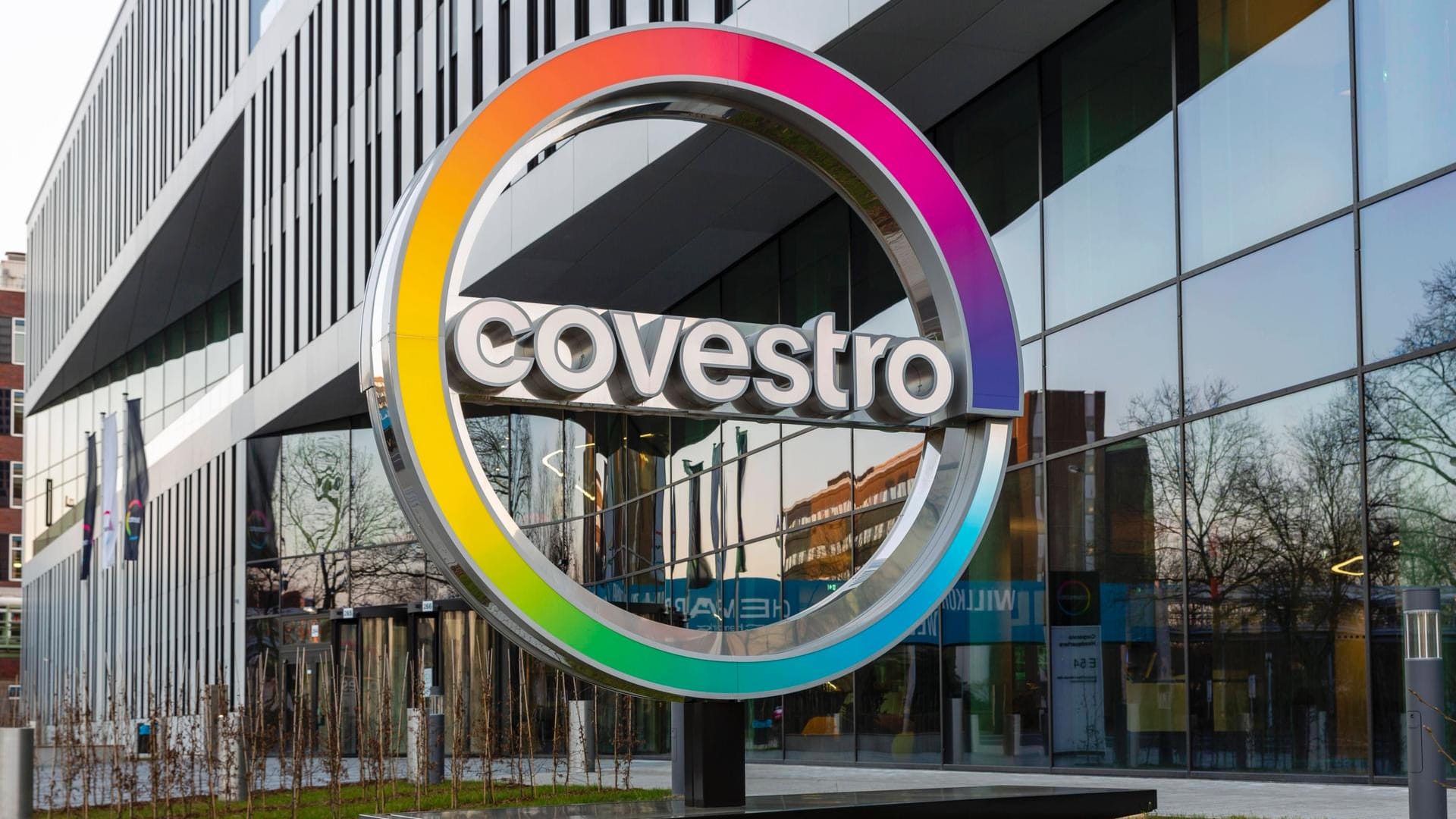 Logo des Kunststoffkonzern Covestro vor der Unternehmenszentrale am Chempark Leverkusen, Leverkusen, Nordrhein-Westfalen