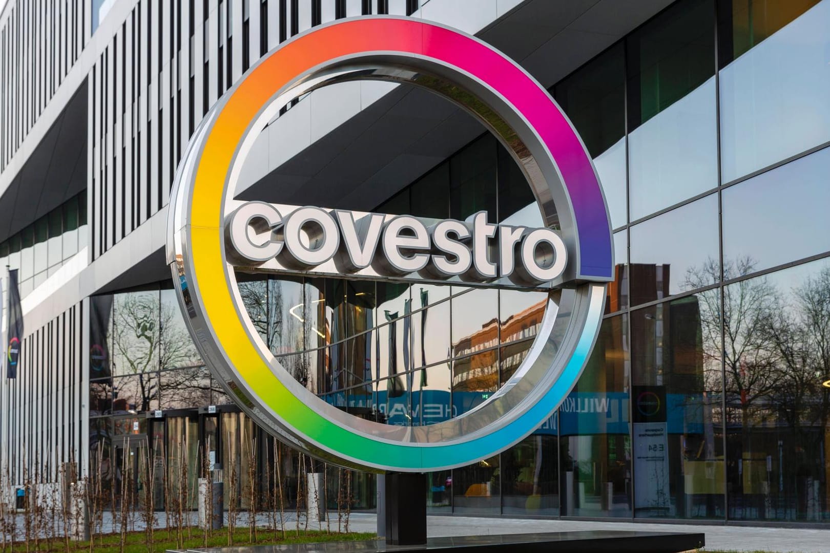 Logo des Kunststoffkonzern Covestro vor der Unternehmenszentrale am Chempark Leverkusen, Leverkusen, Nordrhein-Westfalen