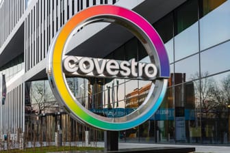 Logo des Kunststoffkonzern Covestro vor der Unternehmenszentrale am Chempark Leverkusen in Nordrhein-Westfalen