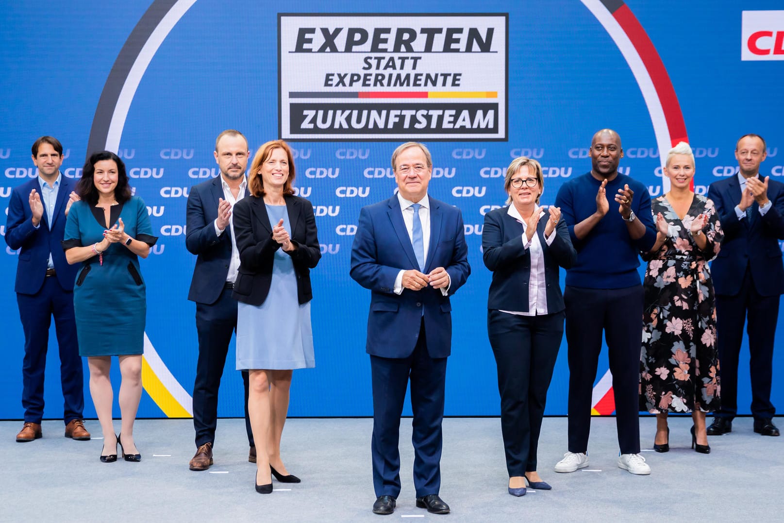 Das Zukunftsteam von Armin Laschet (mitte): Andreas Jung, Dorthee Bär, Peter Neumann, Karin Prien, Barbara Klepsch, Joe Chialo, Silvia Breher und Friedrich Merz (von links nach rechts).