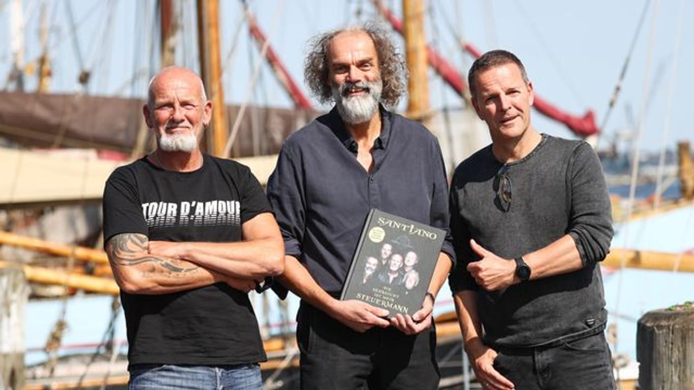 Björn Both (l-r), Hans-Timm Hinrichsen und Axel Stosberg von der Band Santiano werben für ihr Buch.