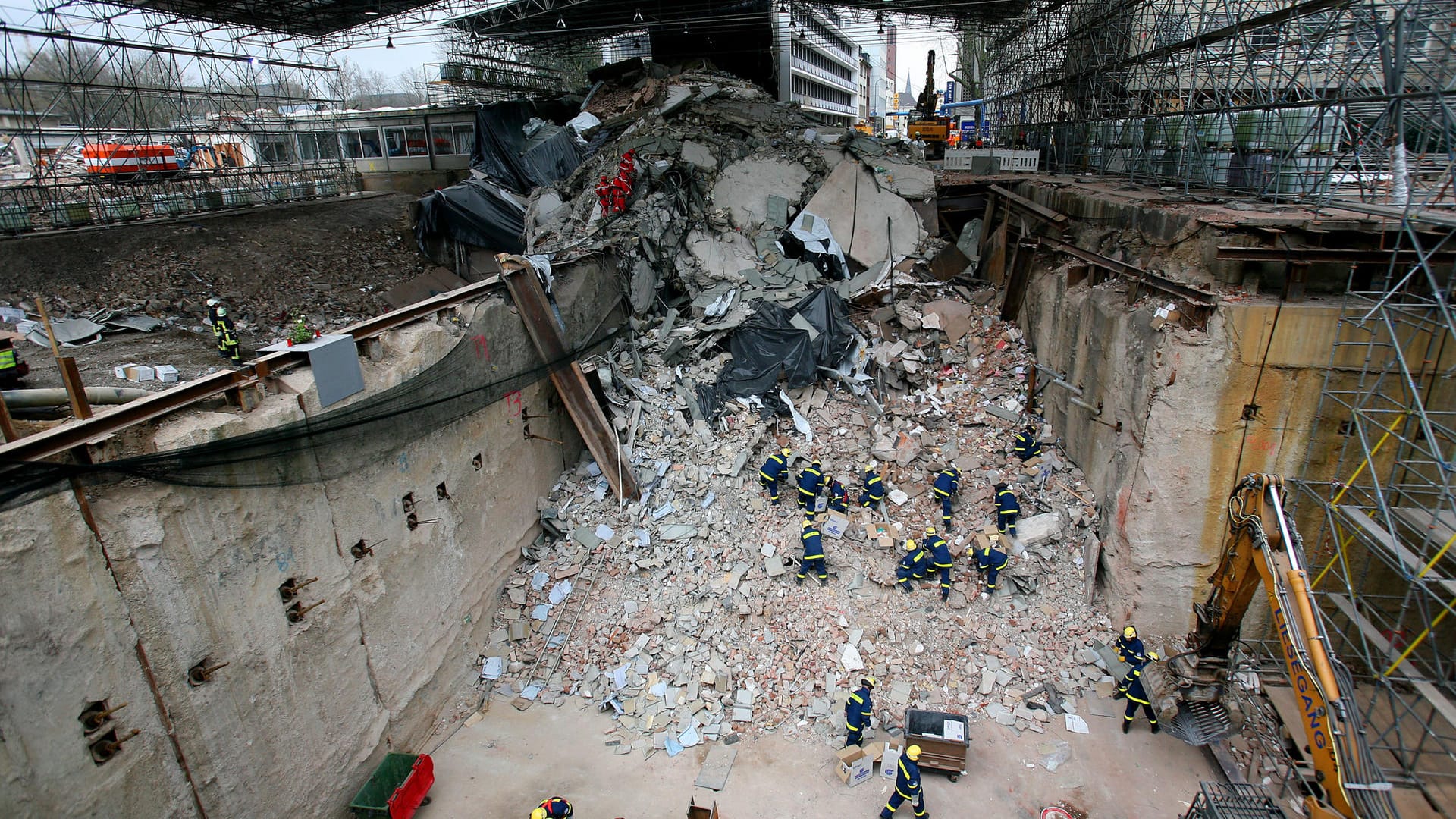 Das eingestürzte Kölner Stadtarchiv (Archivbild): Feuerwehrmänner und THW-Helfer suchen am 23. März 2009 in den Trümmern des Historischen Stadtarchivs nach Archivgütern.