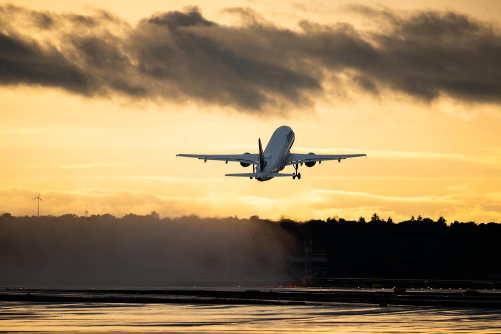 Flugreisen: Dabei werden CO2 und andere Treibhausgase ausgestoßen – das ist schädlich für das Klima.