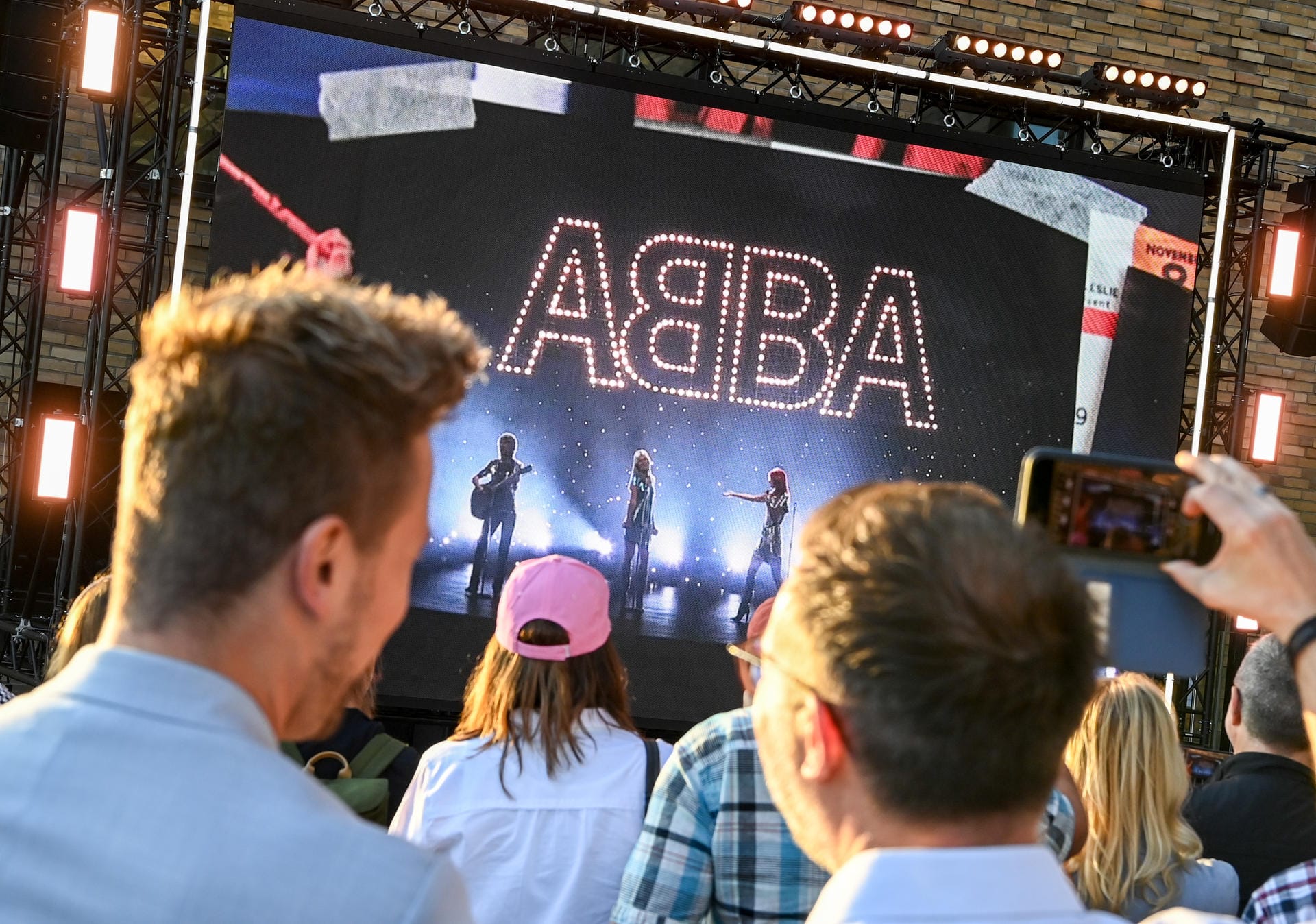 Beim Abba-Event "Abba Voyage" im Hotel "nhow Berlin" wird vor Fans ein neues Album und eine Hologramm-Show der Band Abba angekündigt.