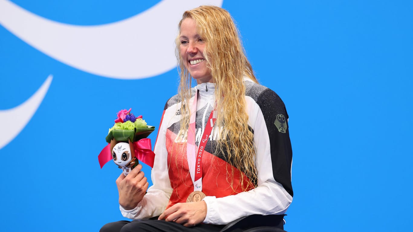 Gewohntes Bild in Tokio: Schwimmerin Verena Schott trägt ihre Bronzemedaille um den Hals.